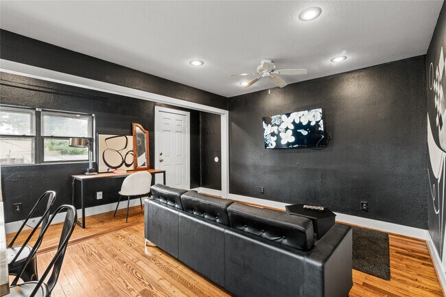 Building Photo - 3312 Greenbriar Dr