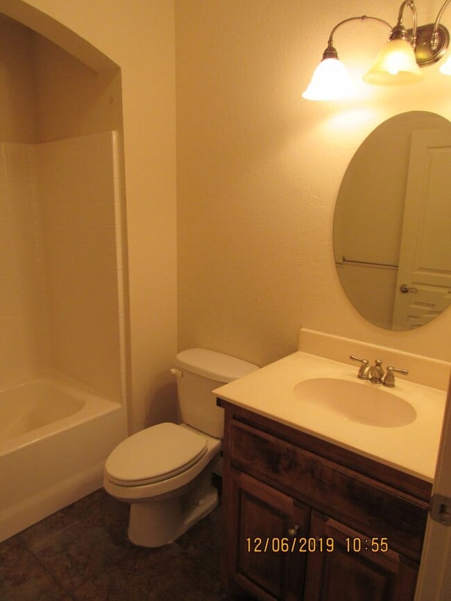 Building Photo - 505 NW Fairway Villa Dr