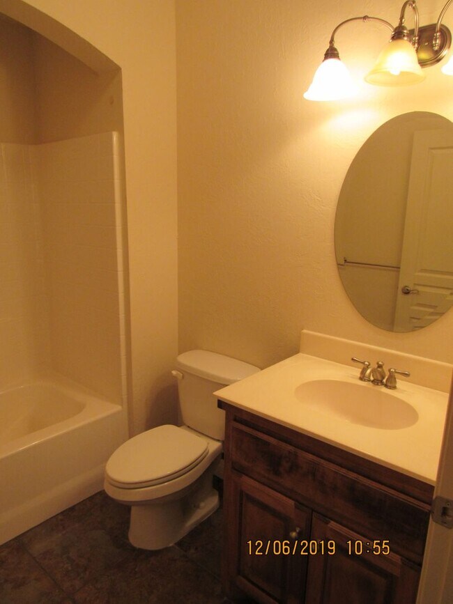 Building Photo - Fantastic Condo located close to Ft. Sill, Shopping and Restaurants Handicap Accessible! No Pet H...