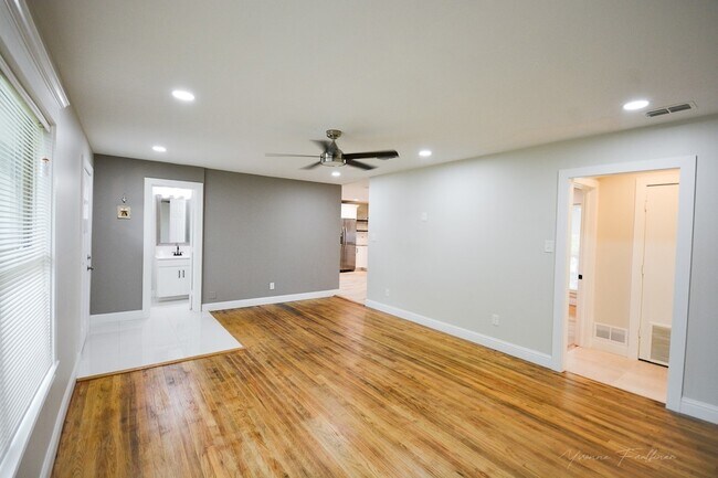 Building Photo - 722 E Strong Pkwy