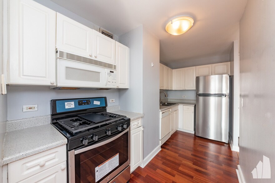 Building Photo - 444 W Fullerton Pky