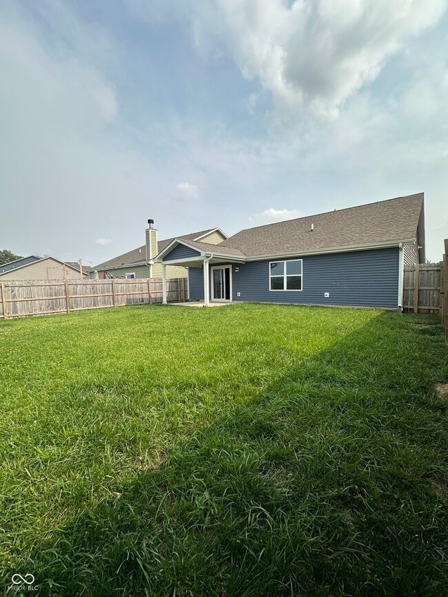 Building Photo - 972 Redwood Dr