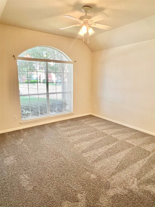 Building Photo - 128 Emerald Loch Ln