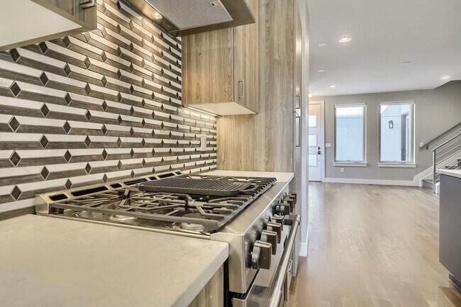 Building Photo - 3 bedroom / 3.5 bath Townhome + 2 Large Flex Spaces & Spacious Roof Top Deck!