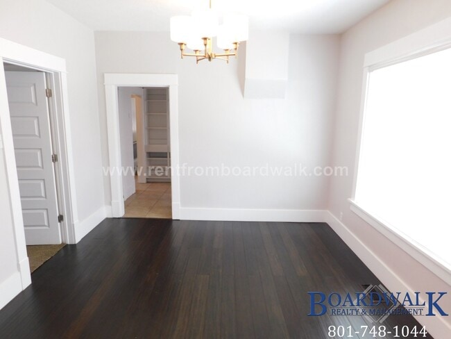 Building Photo - 657 Warnock Ave S