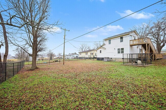 Building Photo - Two Bedroom Two Bathroom House with office and upstairs bonus room!   Fenced Yard!  Dogs Welcome!