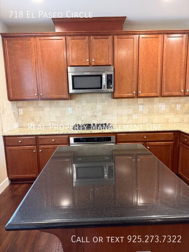 Building Photo - 718 El Paseo Cir