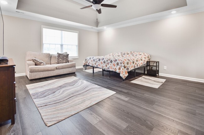 Building Photo - Pet Friendly Four Bedroom with Bonus!