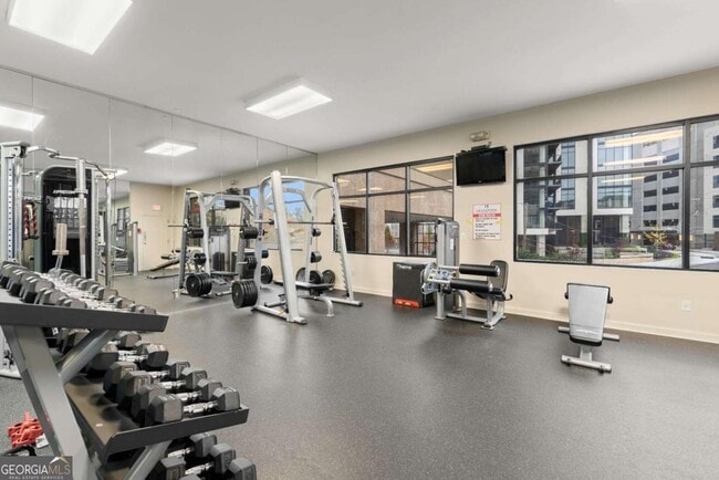 Building Photo - 3481 Lakeside Dr NE