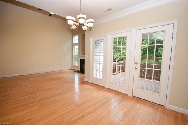 Building Photo - 844 Saratoga Dr