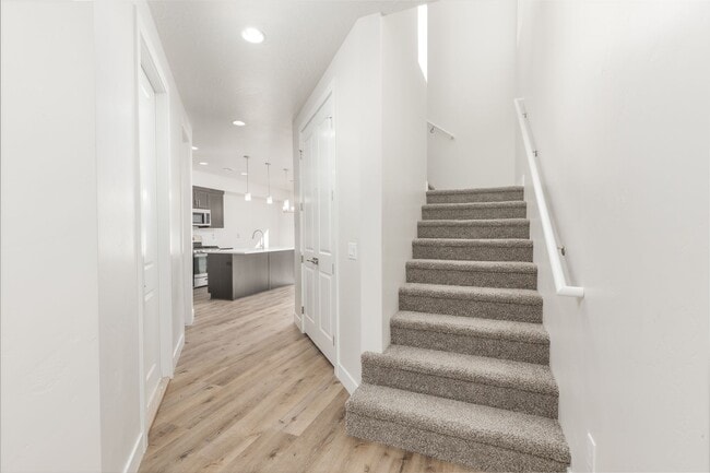 Building Photo - Pet Friendly! - Charming 3 Bedroom Townhome
