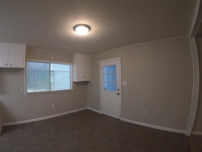 Building Photo - 3256 Suncrest Dr