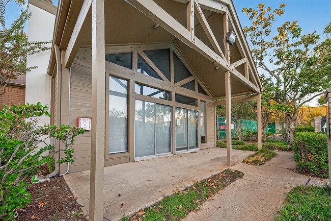 Building Photo - 10053 Westpark Dr