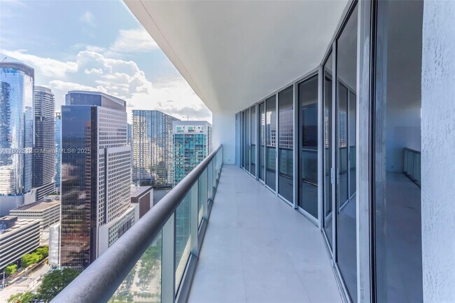 Building Photo - 495 Brickell Ave