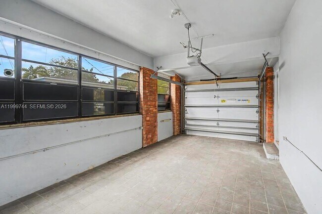 Building Photo - 517 S 19th Ave