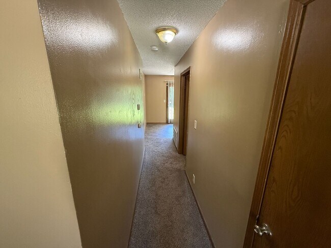Building Photo - 2BR 1BA Duplex w/ Garage and Shared Yard in Blue Springs