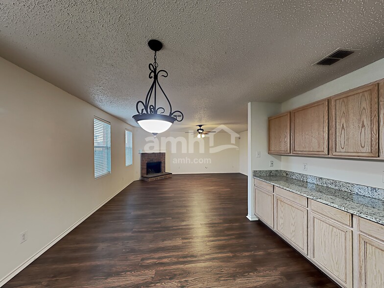 Building Photo - 16656 Jasmine Springs Dr