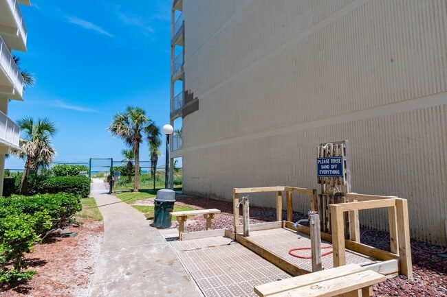 Building Photo - 39 Tulip Ave