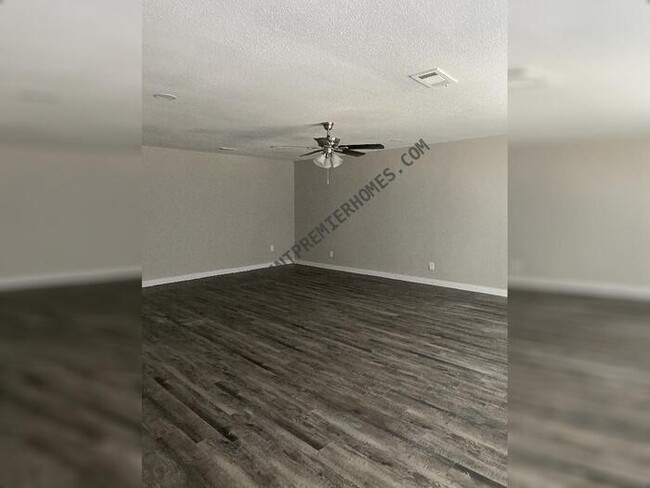 Building Photo - 6121 Singing Hills Dr