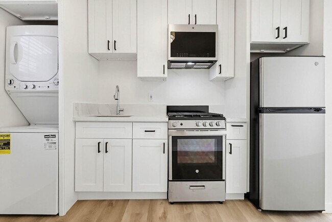 Building Photo - 2425 S Ridgeley Dr