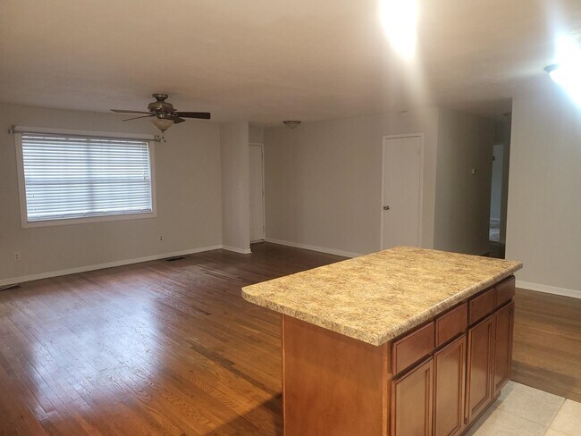 Building Photo - 1540 Pine View Dr