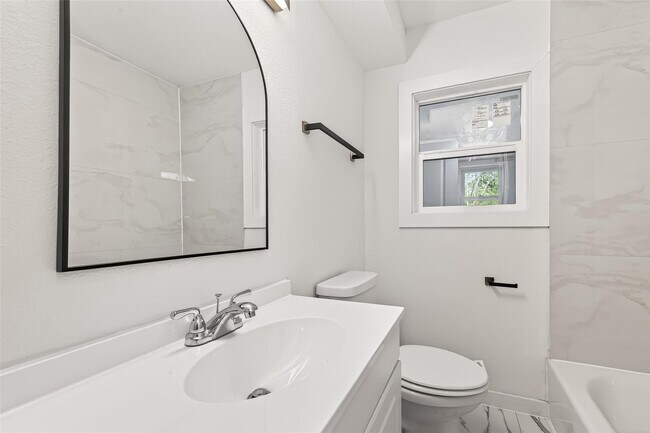 Building Photo - 815 Brooks Ave