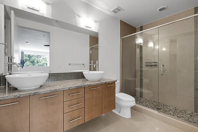 Building Photo - $2,395.00, Spacious Loft, 1.5 bath in Jeff...