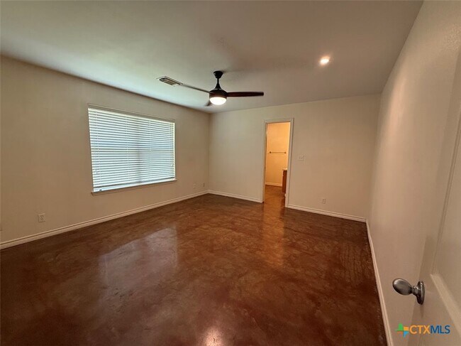 Building Photo - 1608 Lakeview Dr