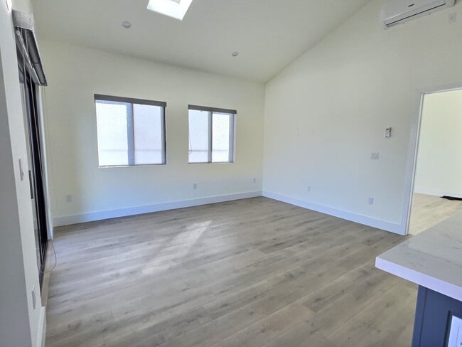 living room - 5340 Grosvenor Blvd