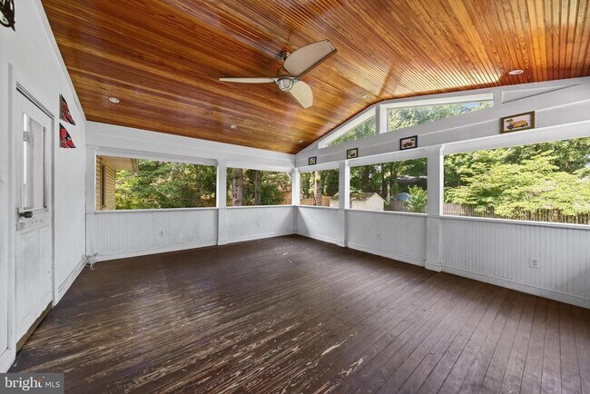 Building Photo - 905 Carole Ct SE