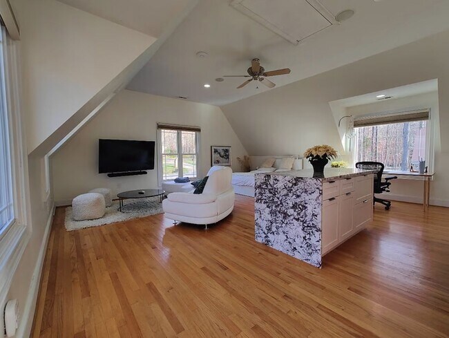 Building Photo - 5909 Greenevers Dr