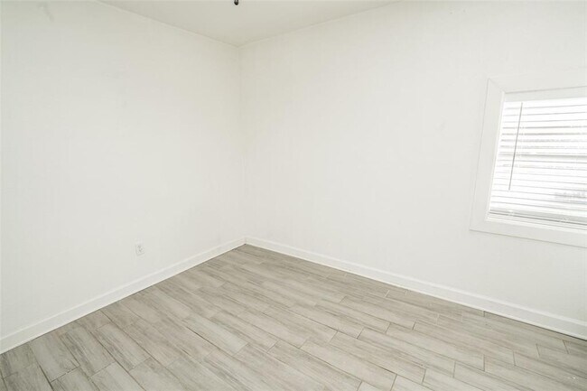 Building Photo - 1007 E 32nd Ave