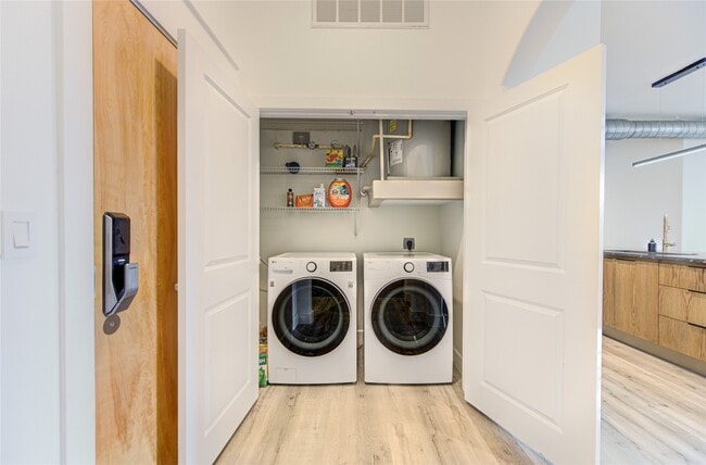 Building Photo - 1901 Post Oak Blvd