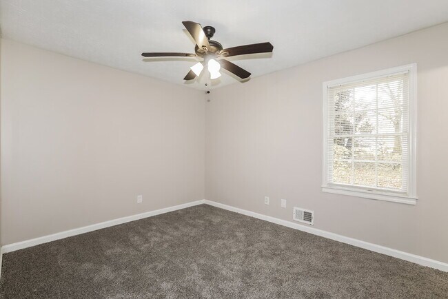 Building Photo - 583 Lakeridge Cir SE