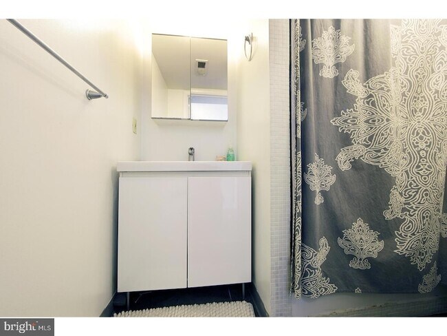 Building Photo - 447 Fairmount Ave