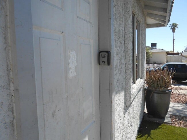 Building Photo - Spacious Single Story Home near Lake Mead ...