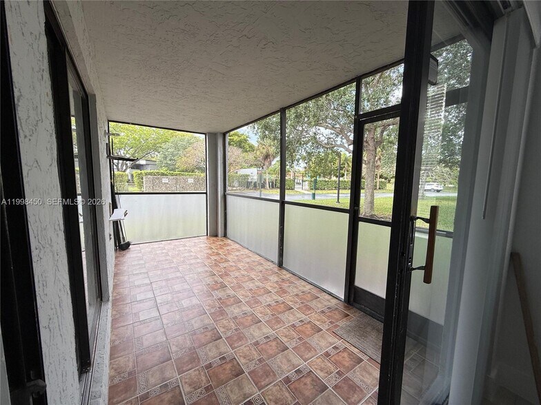 Building Photo - 155 Lakeview Dr