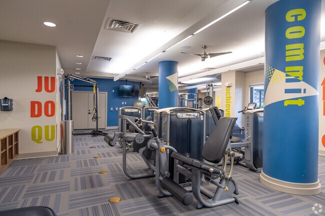 Building Photo - Luxury 1 Bed in Downtown – Look & Lease Sp...