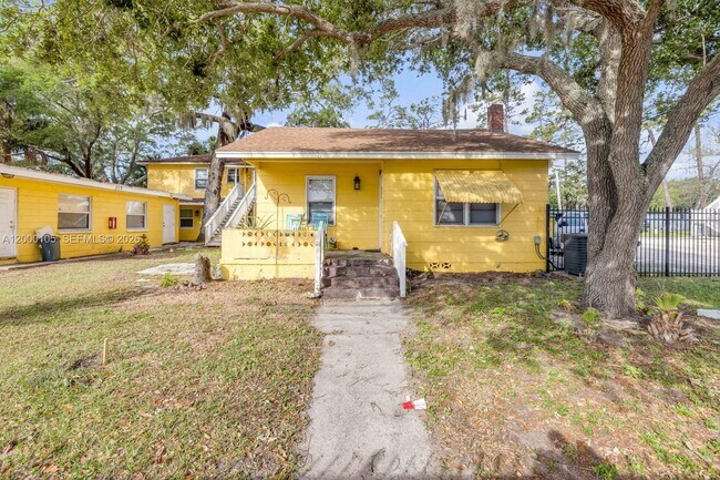 Building Photo - 319 Country Club Oval