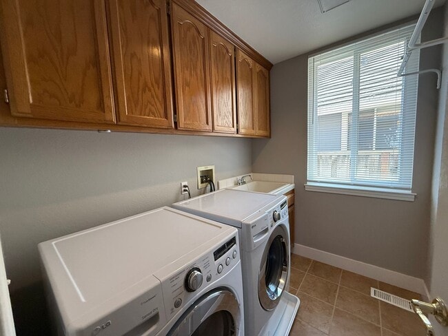 Building Photo - 413 Redrock Way