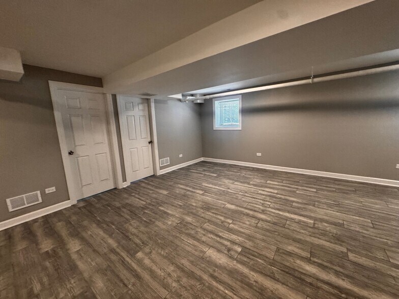 Building Photo - 4556-4558 S Prairie Ave