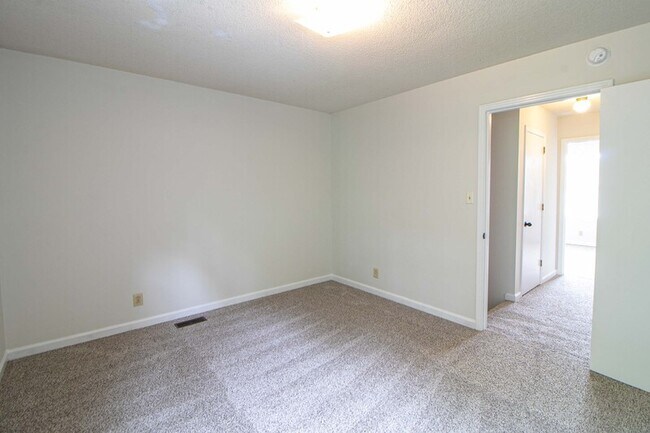 Building Photo - 814-E Golfview Place