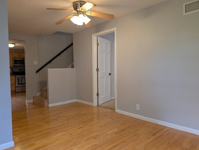 Building Photo - Beautiful 5 Bedroom 2 Bathroom Neenah Lake Home