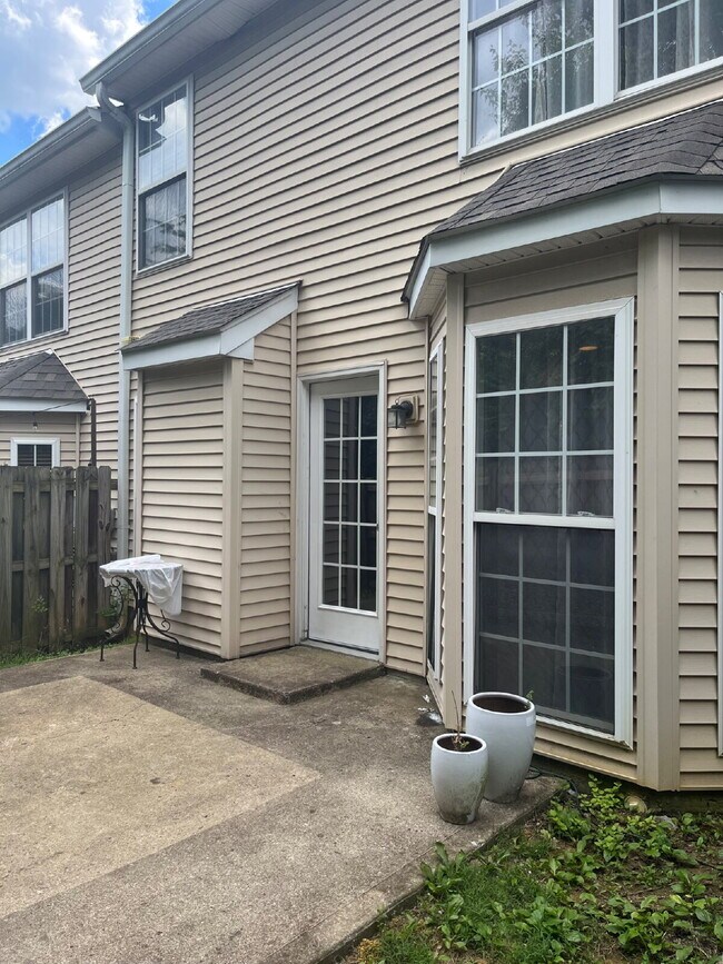 Building Photo - Charming 2 Bed, 2.5 Bath Townhouse in Nashville - Perfect Rental Opportunity!