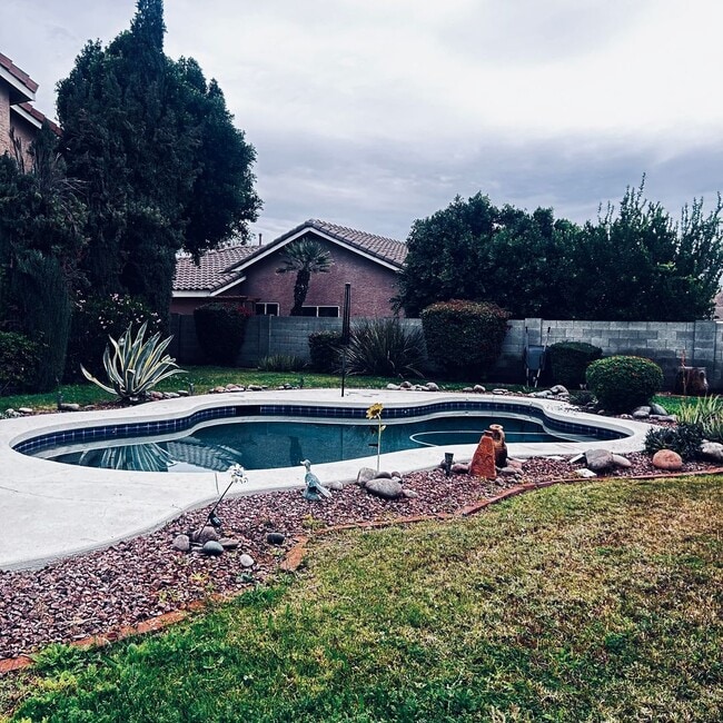 Building Photo - 4 Bedroom Corner Lot Great Location