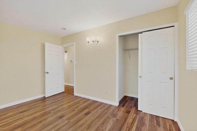 Building Photo - 1237 Pitt St NE