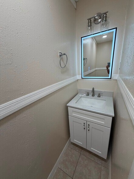 Building Photo - 1562 Bonview Ave