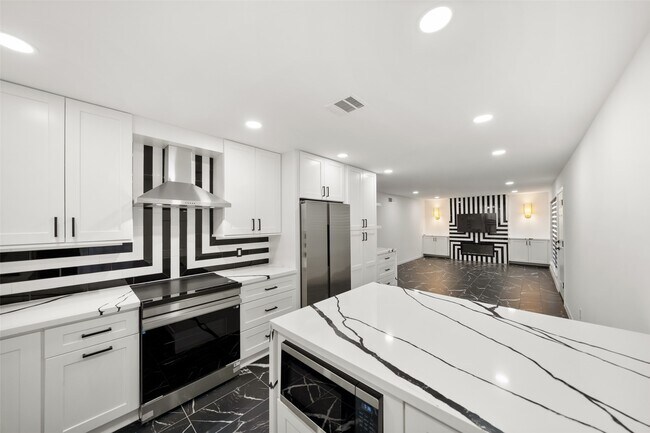 Building Photo - 2101 Fountain View Dr