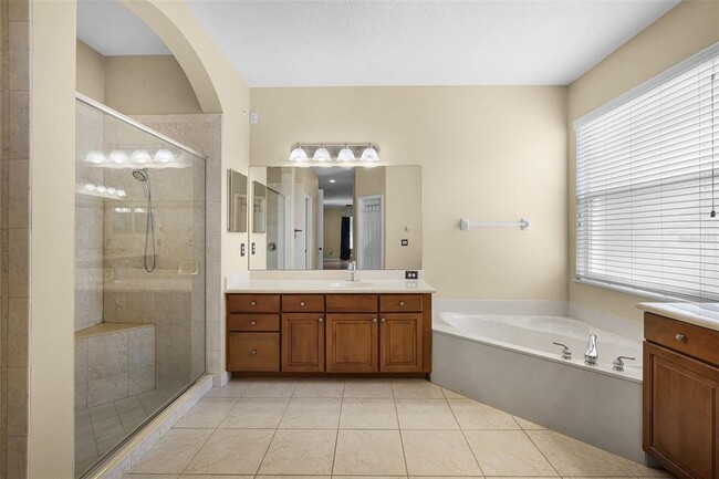 Building Photo - 4905 Legacy Oaks Dr
