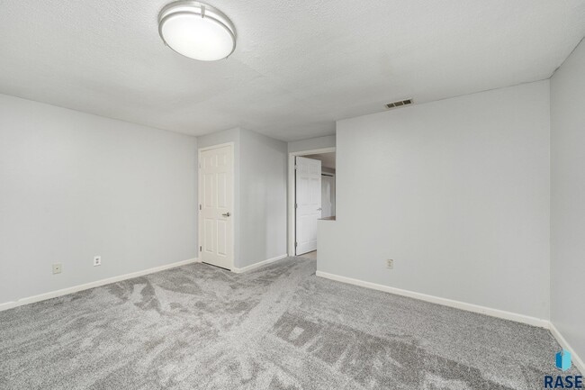 Building Photo - 2412 S Sheffield Cir